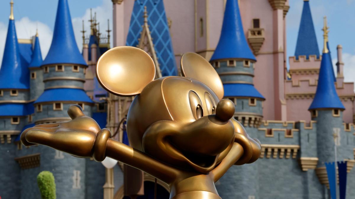 ORLANDO, FL - 3 de abril: Una estatua de Mickey Mouse se alza en un jardín frente al Castillo de Cenicienta en el parque Magic Kingdom de Walt Disney World, el 3 de abril de 2025, en Orlando, Florida.