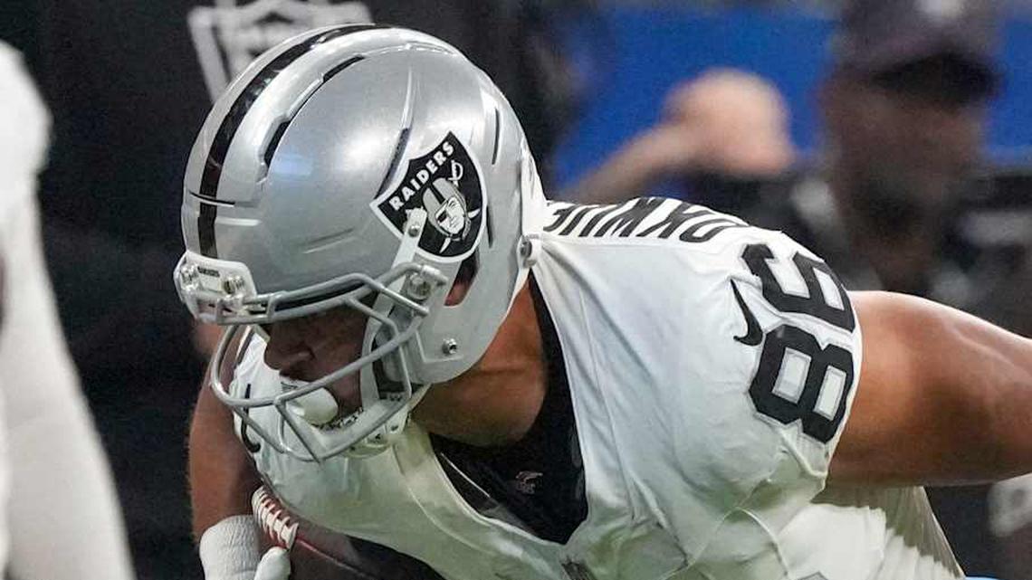  Oct 5, 2025; Indianapolis, Indiana, USA; Indianapolis Colts cornerback Charvarius Ward (7) attempts to bring down Las Vegas Raiders Albert Okwuegbunam Jr. (86) during a game at Lucas Oil Stadium. Mandatory Credit: Christine Tannous-USA TODAY Network via Imagn Images | Christine Tannous-USA TODAY Network via Imagn Images 