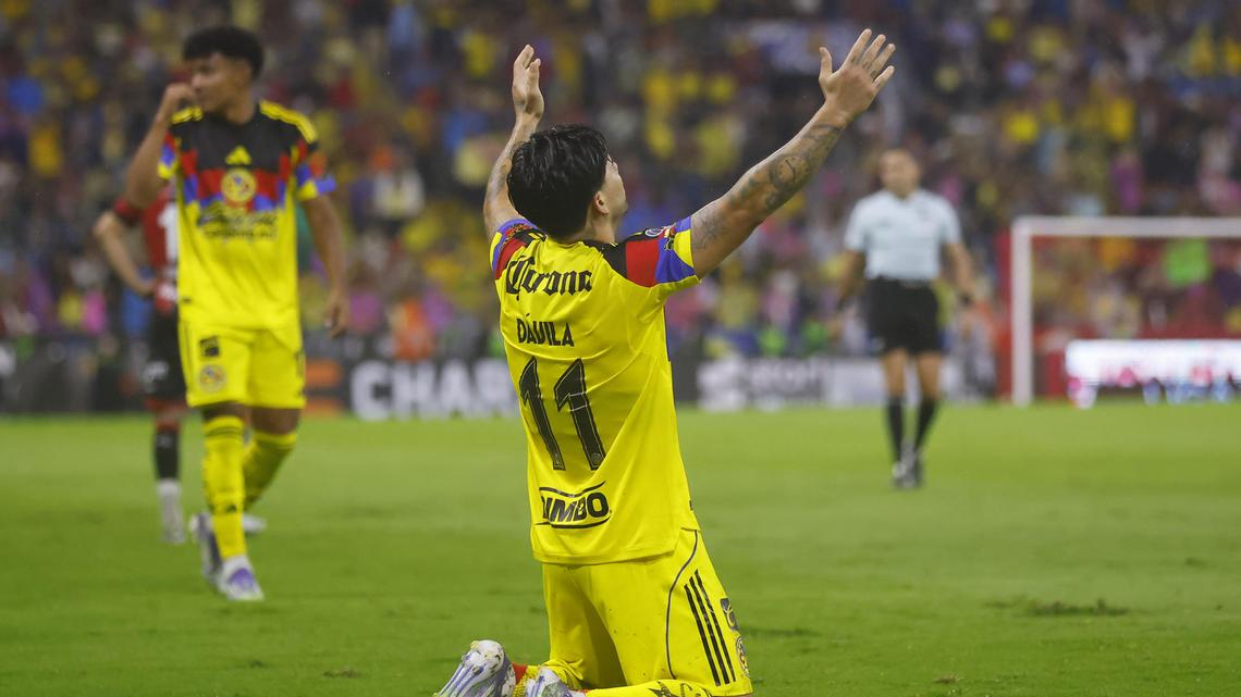 Víctor Dávila celebra un gol en la victoria de América por 2-4 este domingo sobre Atlas en partido de la sexta jornada del Torneo Apertura mexicano jugado en el Estadio Jalisco de Guadalajara. EFE/ Francisco Guasco