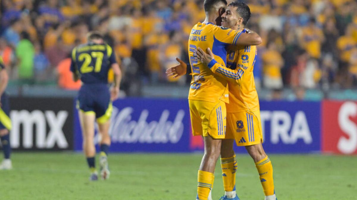 Jugadores de Tigres celebran este martes, al finalizar un partido de la semifinal de la Copa de Campeones Concacaf en el estadio Universitario en San Nicolás de los Garza (México). EFE/ Miguel Sierra