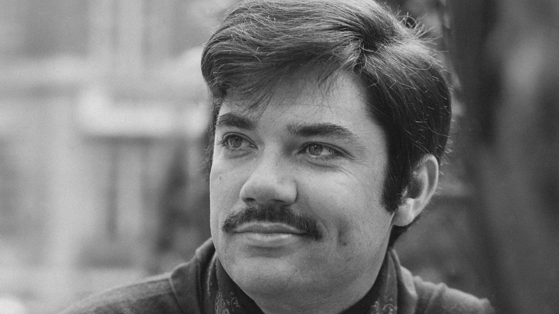 Rex Reed, contrarian film critic who perfected the skewering celebrity interview, dies at 87 
