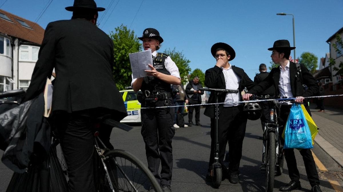 A police officer stands by a cordon at the scene, after a man was arrested following a stabbing incident in the Golders Green area, which is home to a large Jewish population, in London, Britain. REUTERS/Hannah McKay