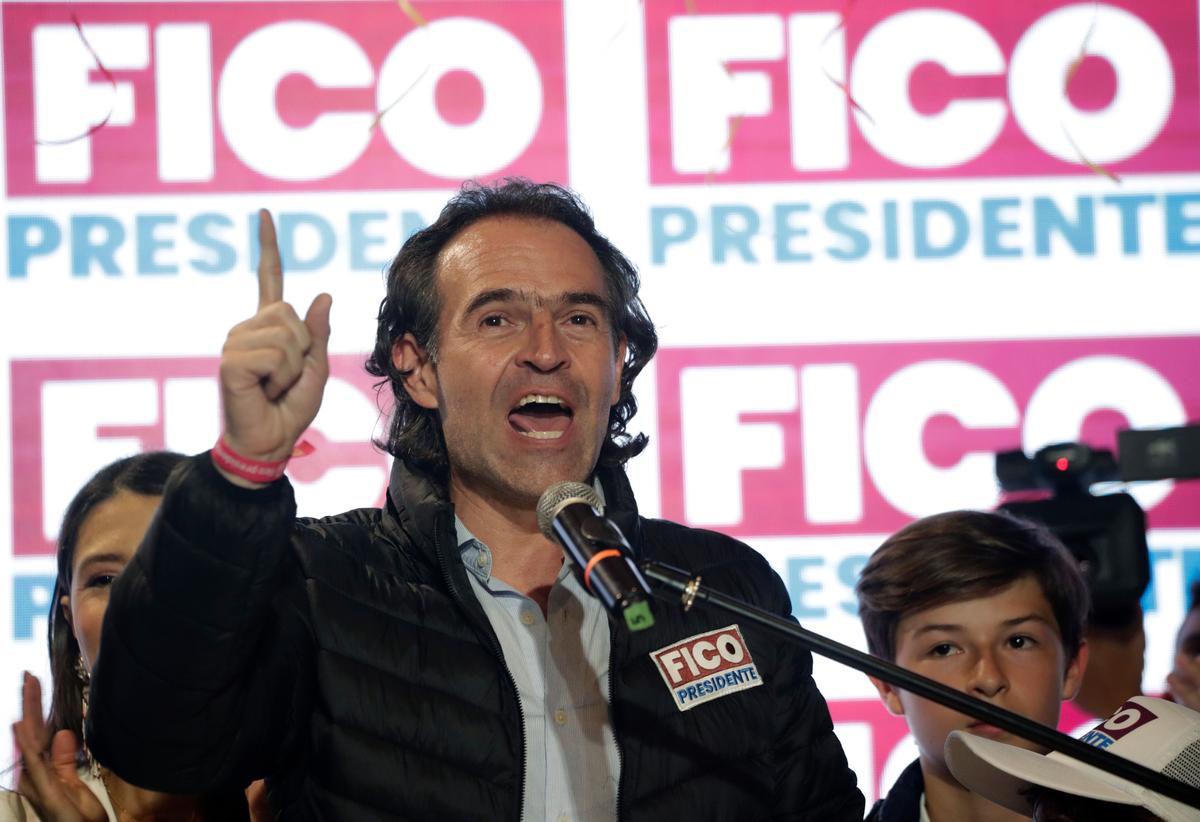 El aspirante presidencial Federico Gutiérrez pronuncia un discurso después de ganar las primarias de su coalición durante las elecciones legislativas en Bogotá, Colombia, el domingo 13 de marzo de 2022. (AP Foto/Iván Valencia)
