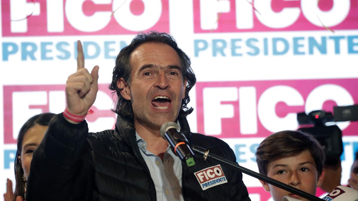 El aspirante presidencial Federico Gutiérrez pronuncia un discurso después de ganar las primarias de su coalición durante las elecciones legislativas en Bogotá, Colombia, el domingo 13 de marzo de 2022. (AP Foto/Iván Valencia)