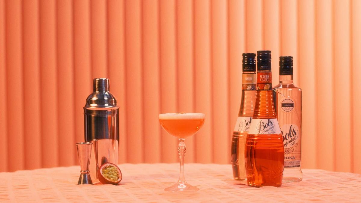  Holland America Line cruise passengers can try exclusive Bols cocktails at the Orange Party on board. 