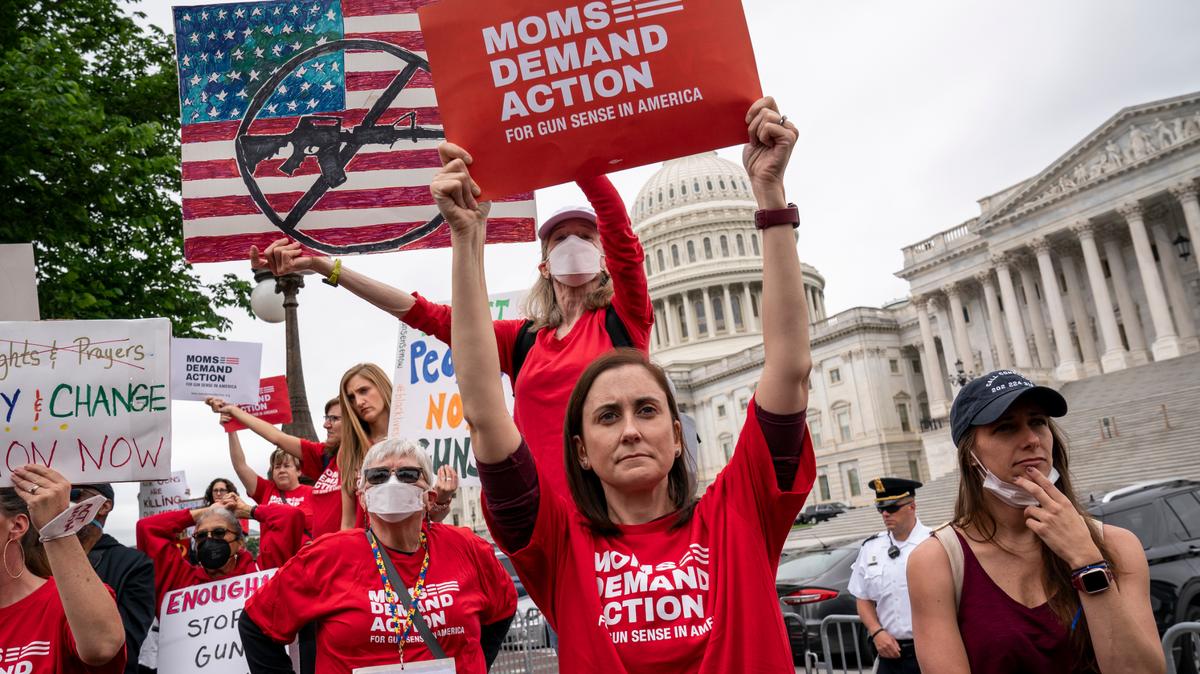 Activistas se unen a los demócratas del Senado afuera del Capitolio para exigir acción sobre la legislación de control de armas después de que un hombre armado matara a 19 niños y dos maestras en una escuela primaria de Texas esta semana, en Washington, el jueves 26 de mayo de 2022. Un grupo bipartidista de senadores está considerando cómo el Congreso debe responder al horrible tiroteo de 19 niños y dos maestras en Uvalde, Texas. (Foto AP/J. Scott Applewhite)