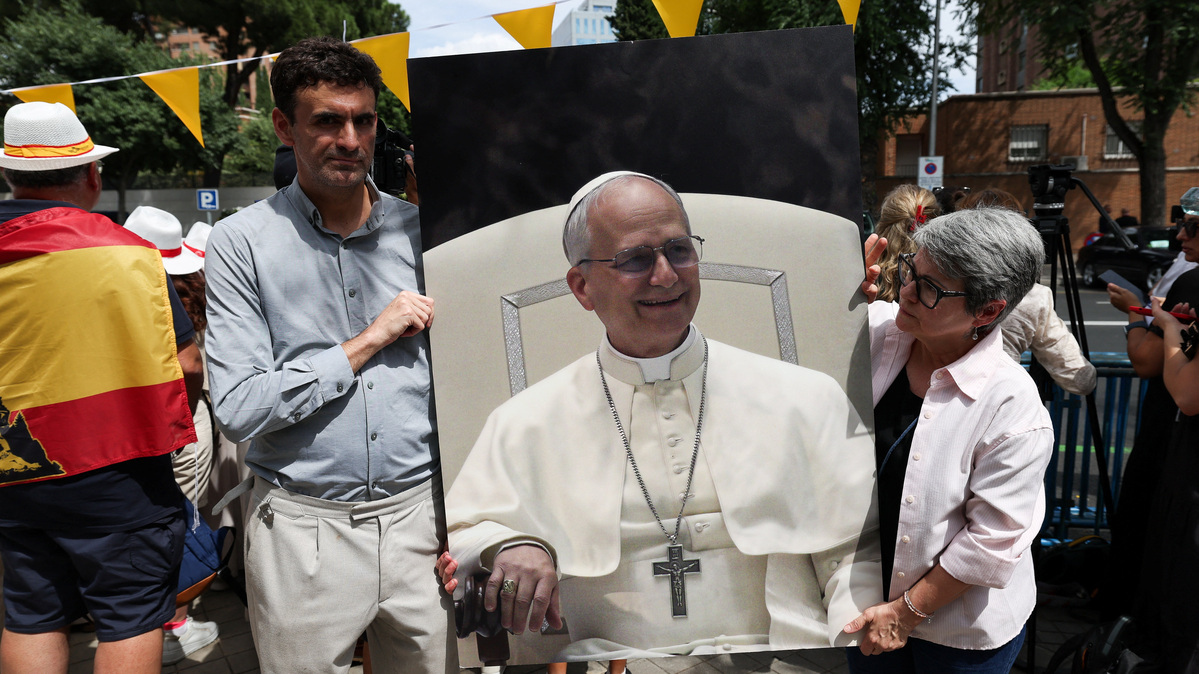 Miguel Hurtado, who alleges abuse by a priest at Montserrat Abbey and is a representative for the platform "Full Reparation Now" to support victims of sexual abuse in the Catholic Church, and Maria Dantas hold a placard with a picture of Pope Leo XIV, during a protest for victims of clerical sexual abuse in front of the Apostolic Nunciature, where Pope is staying during his apostolic journey in Spain, in Madrid, Spain June 7, 2026. REUTERS/Violeta Santos Moura