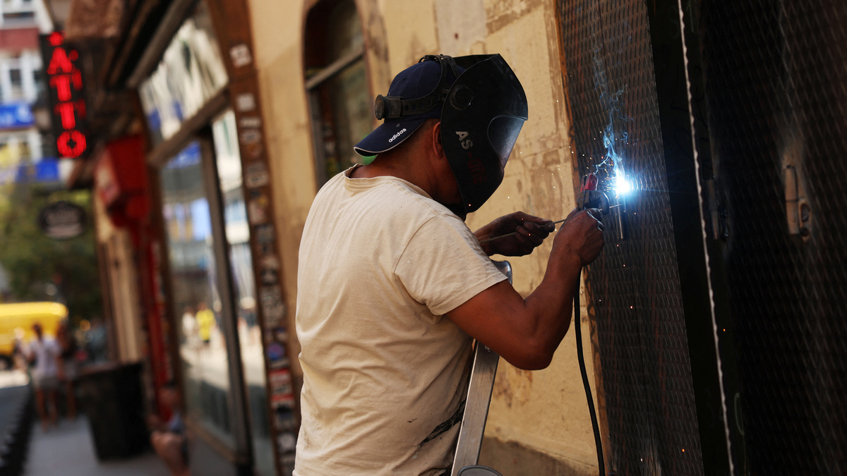 A welder works during a heatwave in Madrid, Spain, July 7, 2026. REUTERS/Susana Vera
