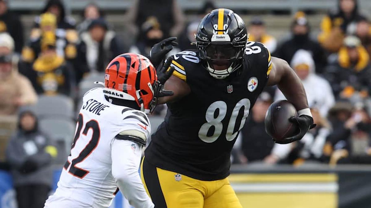  Nov 16, 2025; Pittsburgh, Pennsylvania, USA; Pittsburgh Steelers tight end Darnell Washington (80) runs after a catch as Cincinnati Bengals safety Geno Stone (22) defends during the third quarter at Acrisure Stadium. Mandatory Credit: Charles LeClaire-Imagn Images | Charles LeClaire-Imagn Images 