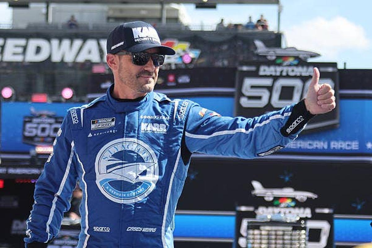  Casey Mears Gives Thumbs Up to Fans at the Daytona 500. (Photo by Jeff Robinson/Icon Sportswire via Getty Images) (Photo by Jeff Robinson/Icon Sportswire via Getty Images)