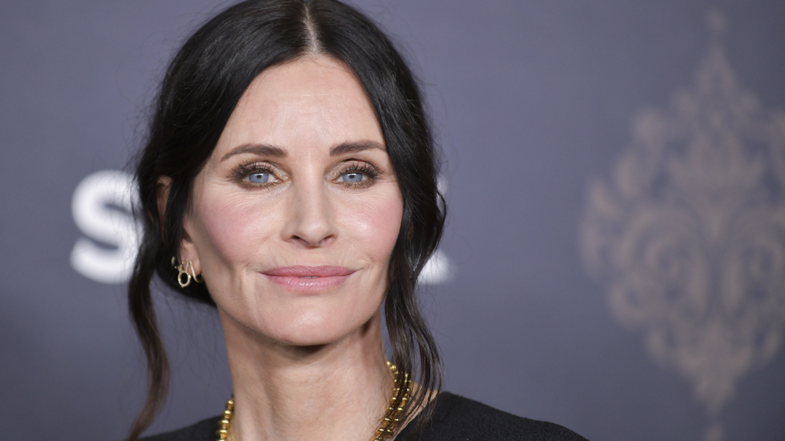 Courteney Cox's Woven Crossbody Is a Go-With-Everything Staple 