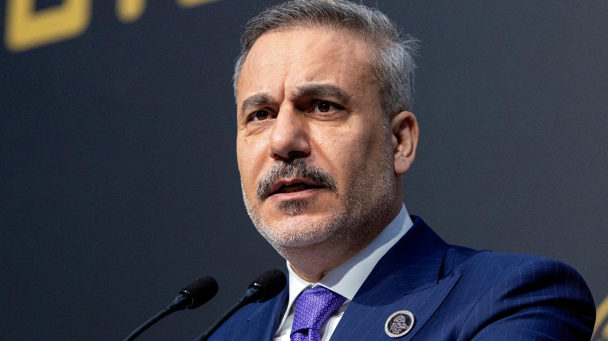 FILE PHOTO: Turkey's Foreign Minister Hakan Fidan speaks to reporters at Antalya Diplomacy Forum in Antalya, Turkey, April 19, 2026. REUTERS/Umit Bektas/File Photo