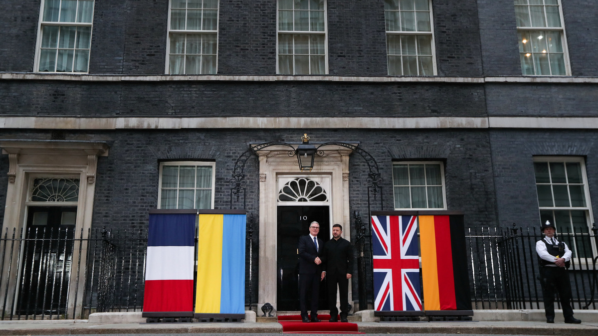 British Prime Minister Keir Starmer welcomes Ukrainian President Volodymyr Zelenskiy at 10 Downing Street, in London, Britain, June 7, 2026. REUTERS/Isabel Infantes
