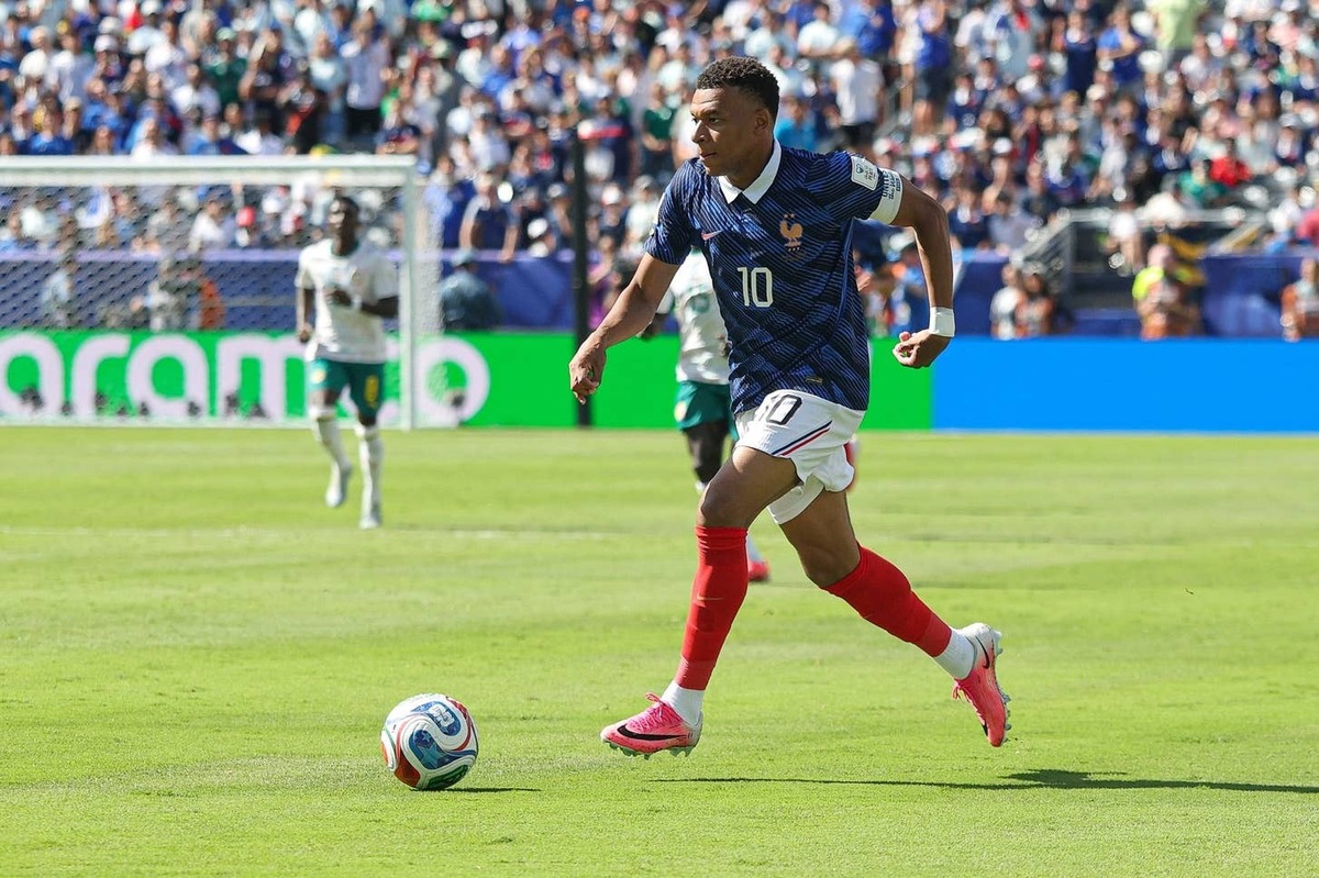  Jun 16, 2026; East Rutherford, New Jersey, USA; France forward Kylian Mbappe (10) controls the ball against Senegal during a Group I match of the 2026 FIFA World Cup at New York New Jersey Stadium. Mandatory Credit: Vincent Carchietta-Imagn Images