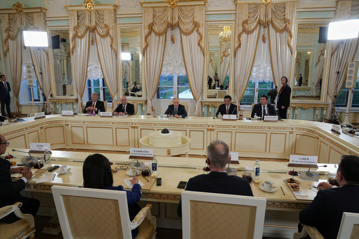 Russian President Vladimir Putin meets with representatives of international news agencies on the sidelines of the St. Petersburg International Economic Forum, at the Constantine Palace in St. Petersburg, Russia, June 4, 2026.  Dmitri Lovetsky/Pool via REUTERS