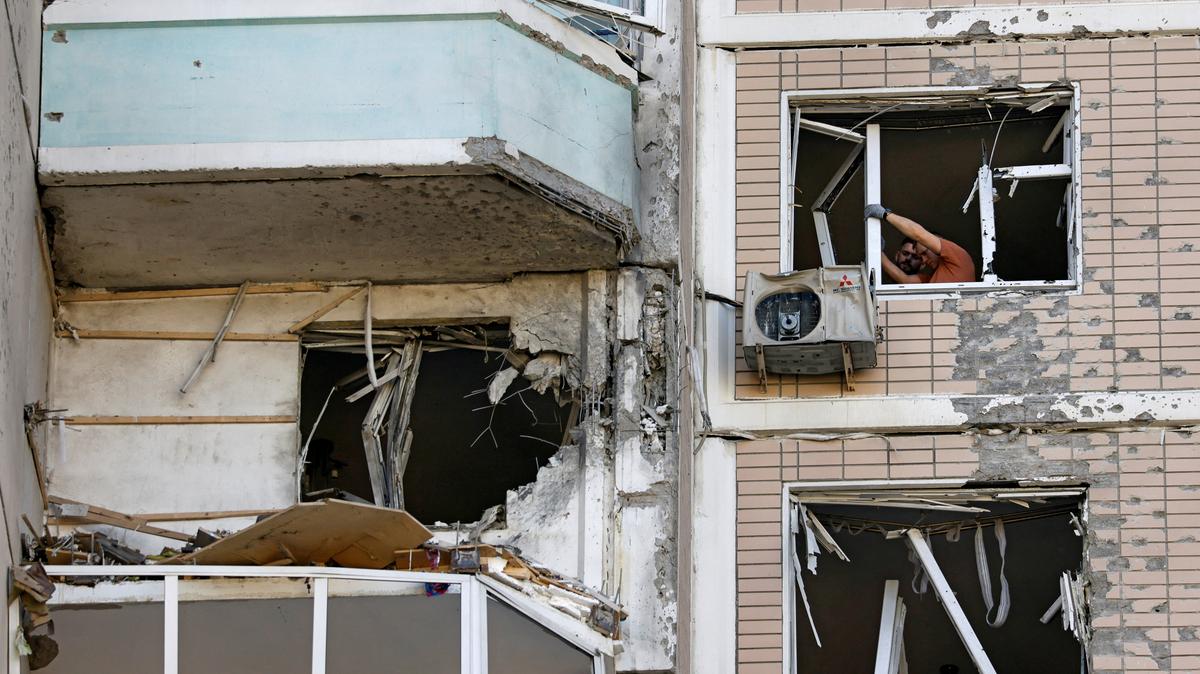 FILE PHOTO: Residents clear broken windows in a damaged apartment building following a Ukrainian drone attack in the course of Russia-Ukraine conflict in Krasnogorsk, in the Moscow region, Russia May 17, 2026. REUTERS/Stringer/File Photo