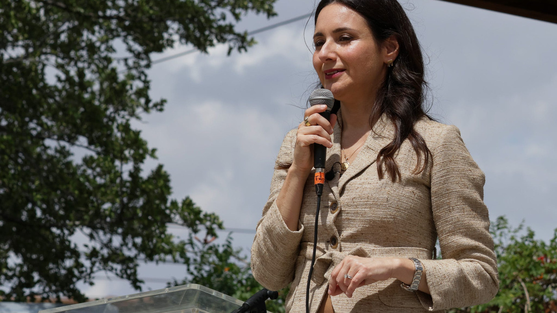 Gina Hinojosa closes gap on Texas Gov. Greg Abbott in new poll