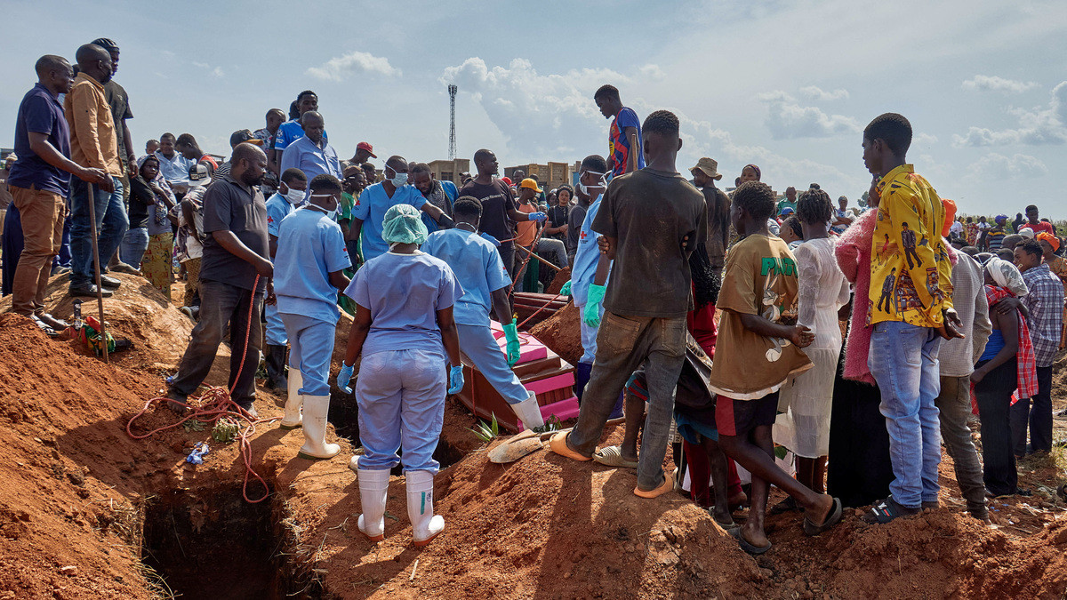 Red Cross workers handle the coffin of a man who died of Ebola virus before his burial, as aid agencies intensify efforts to contain the Ebola outbreak caused by the Bundibugyo virus, at the Nyamurongo cemetery in Bunia town, Ituri province, Democratic Republic of Congo, June 10, 2026. REUTERS/Gradel Muyisa Mumbere