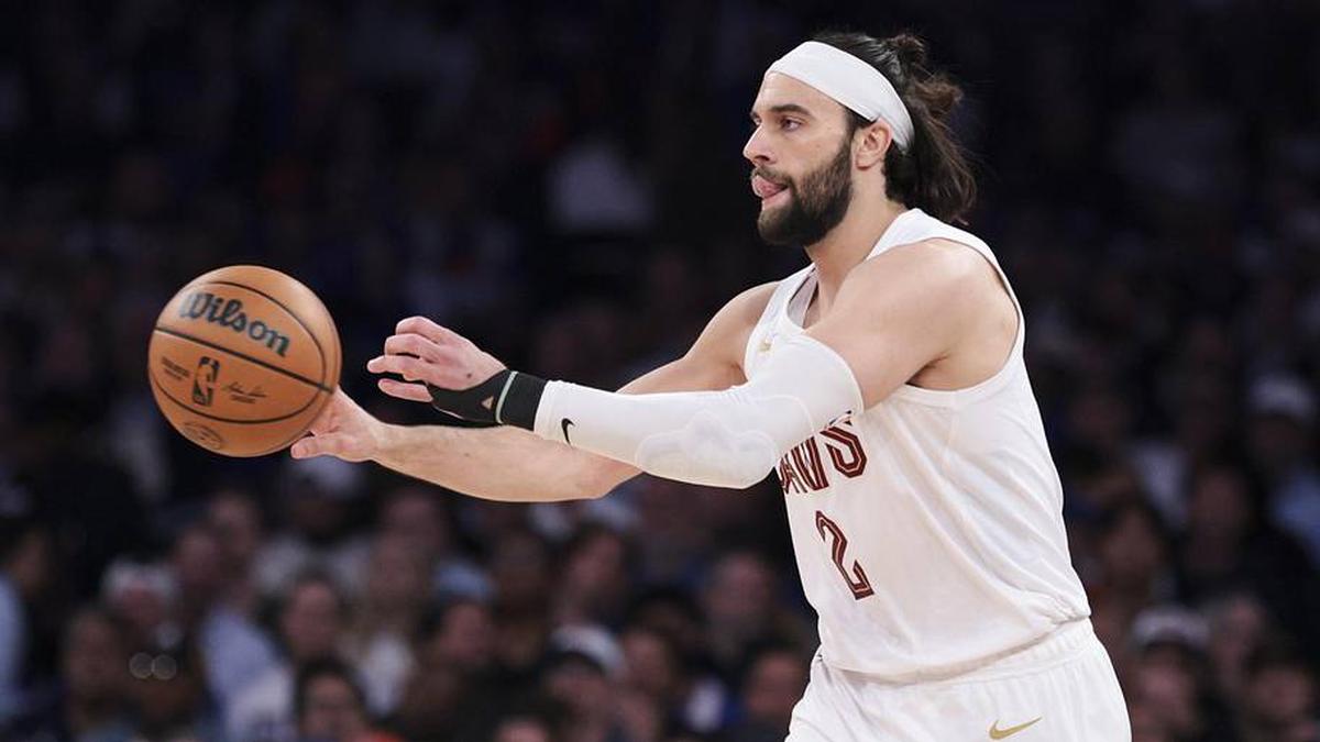  Cavaliers guard Max Strus passes against the Knicks. | Vincent Carchietta-Imagn Images 