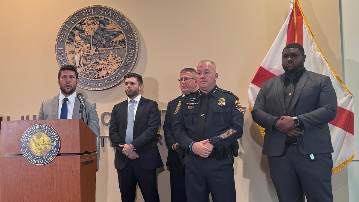 El fiscal general de Florida, James Uthmeier, habla junto al fiscal estatal Bill Gladson y el jefe de policía de Eustis, Craig Capri, el martes 3 de junio de 2025, en una conferencia de prensa en el condado de Lake, donde anuncia la cadena perpetua para un inmigrante indocumentado de Eustis que traficaba sexualmente con una menor. (Kairi Lowery/Orlando Sentinel)