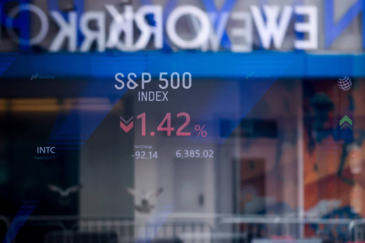  Oppenheimer flags the "risk of a seasonal correction" that could pull the index back toward 7,000 this quarter. 
