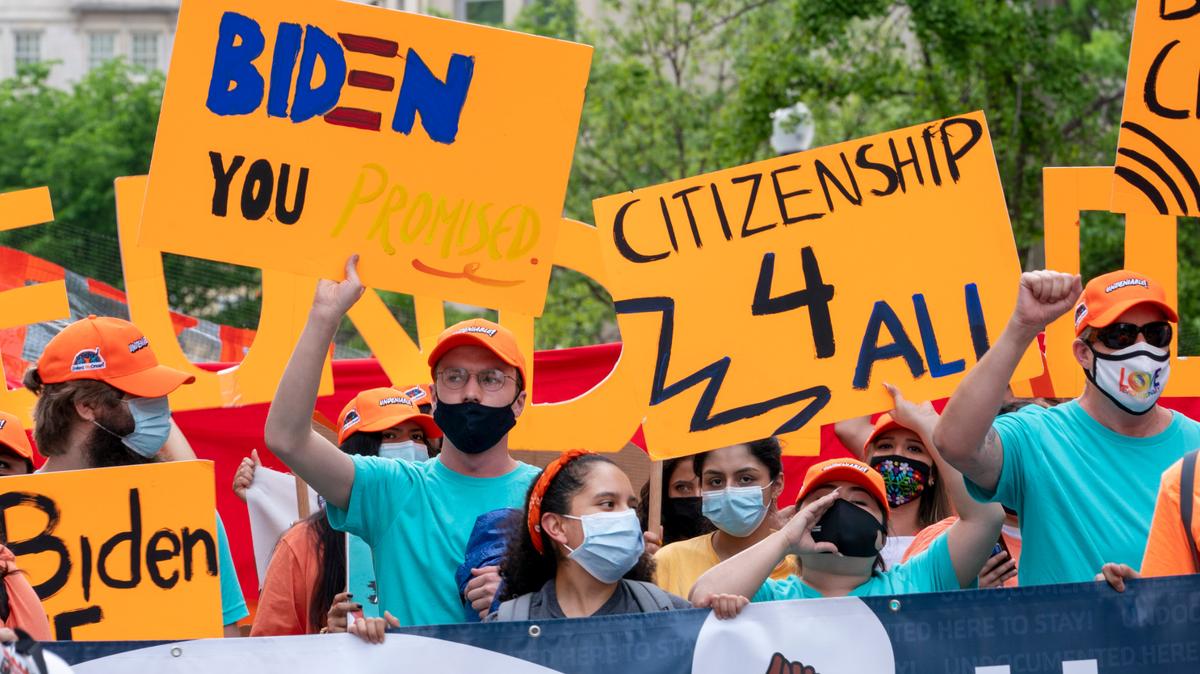 Manifestantes a favor de la reforma migratoria exigen un camino a la ciudadanía y el fin de las detenciones y deportaciones, durante una protesta el 28 de abril de 2021 en Washington D.C. 