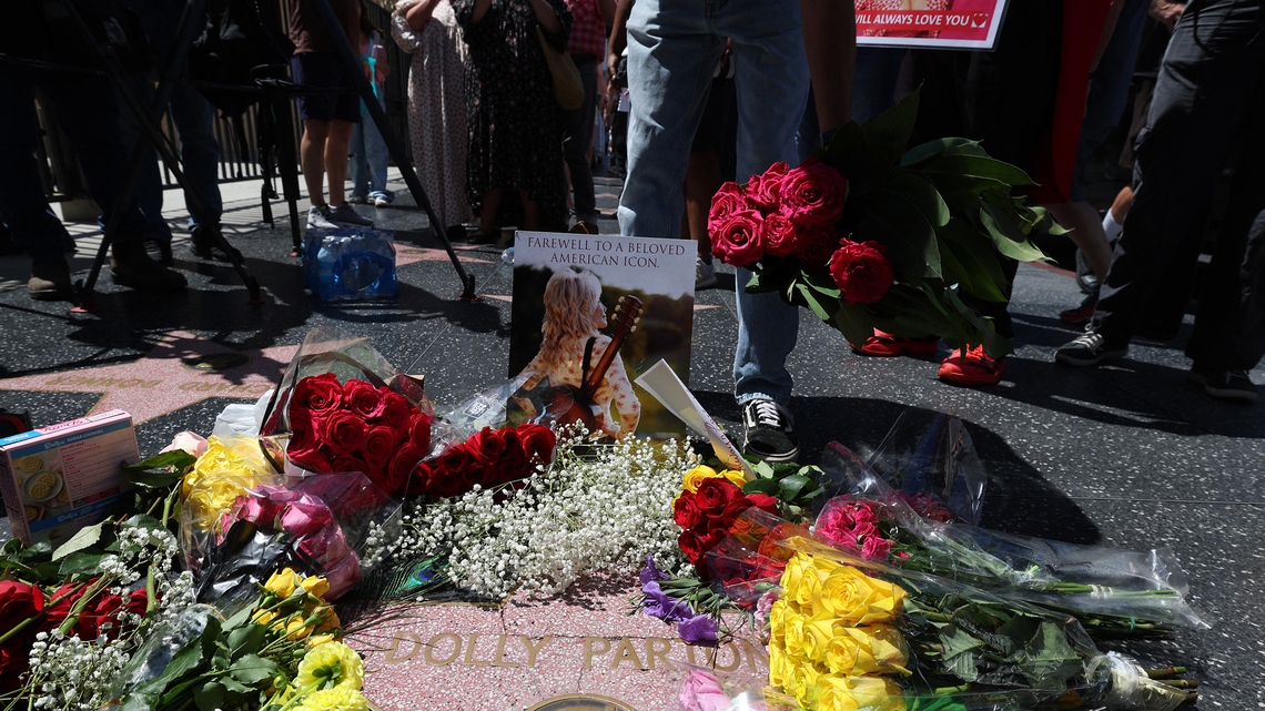 Online reactions from musicians, politicians and friends pour in after Dolly Parton's death 
