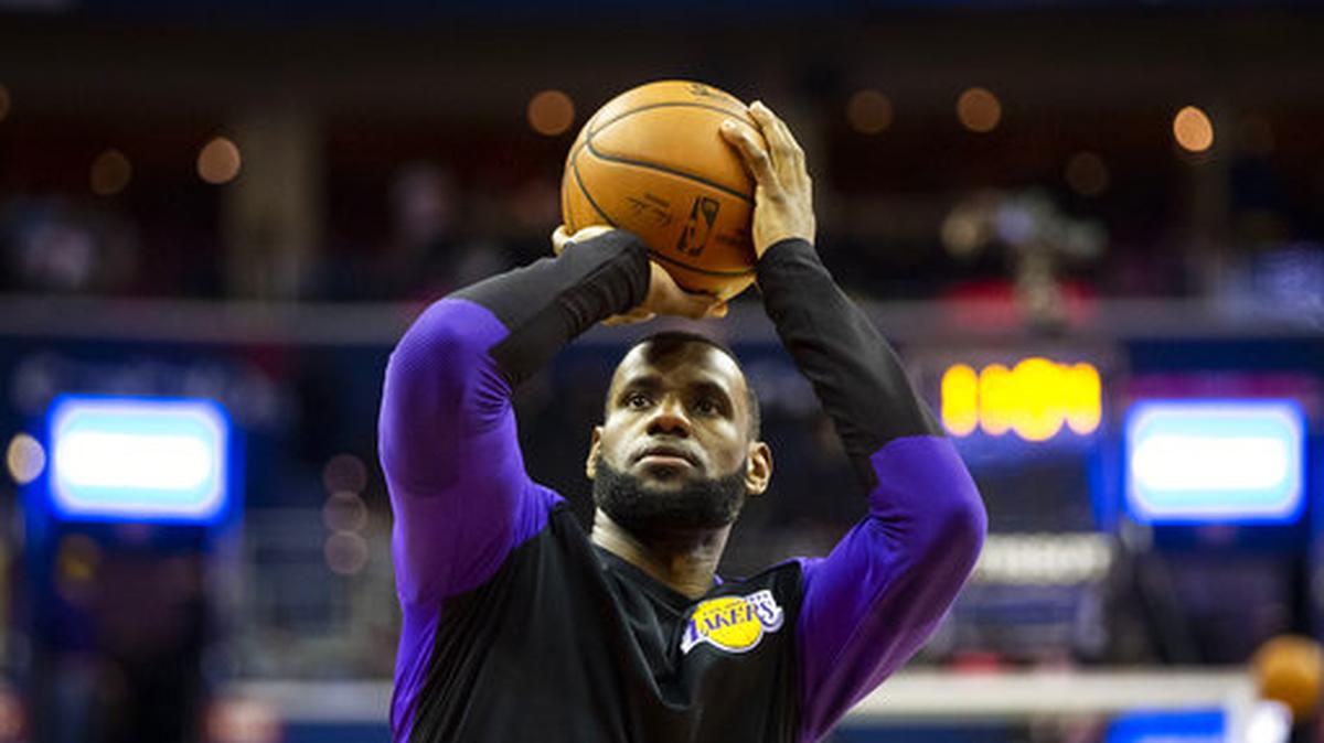 Los Lakers de LeBron James enfrentarán a los Clippers en el partido estrella del Día de Navidad de la NBA.