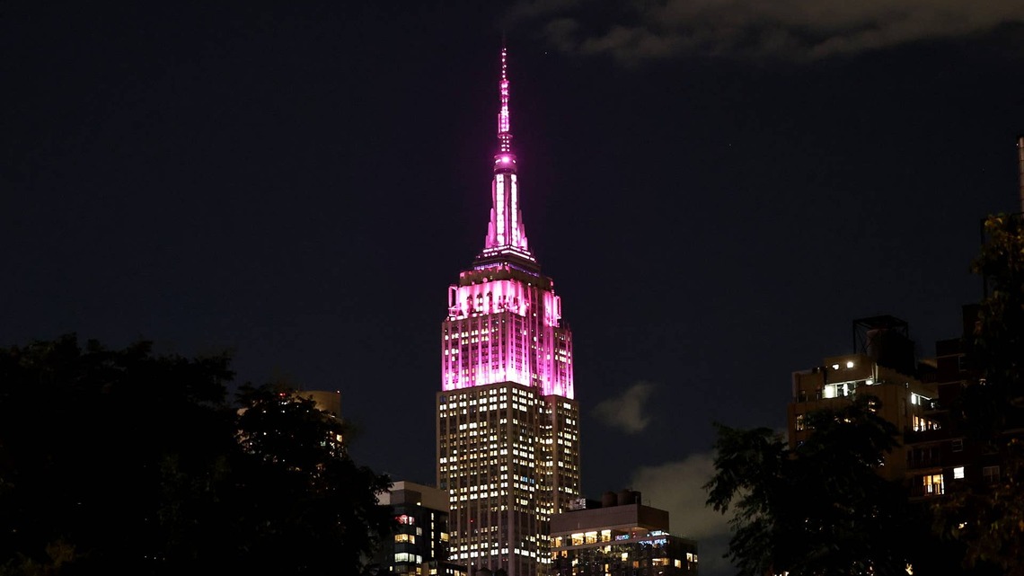 New York Said Goodbye to Dolly Parton in Pink, at 9:25 on the Night She Died 