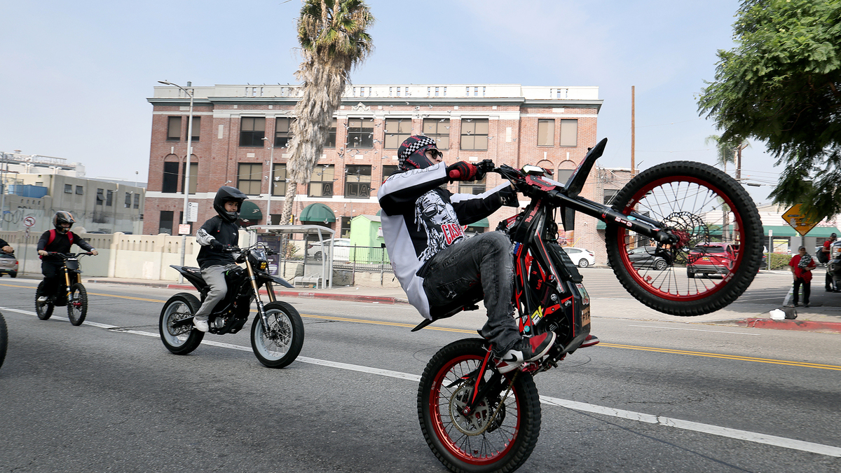 A group of mostly illegal dirt bike and powerful e-motorcycle riders taking over the streets downtown Los Angeles as they ride in and out of traffic, often doing tricks, on Saturday, Oct. 25, 2025. (Allen J. Schaben/Los Angeles Times/TNS)