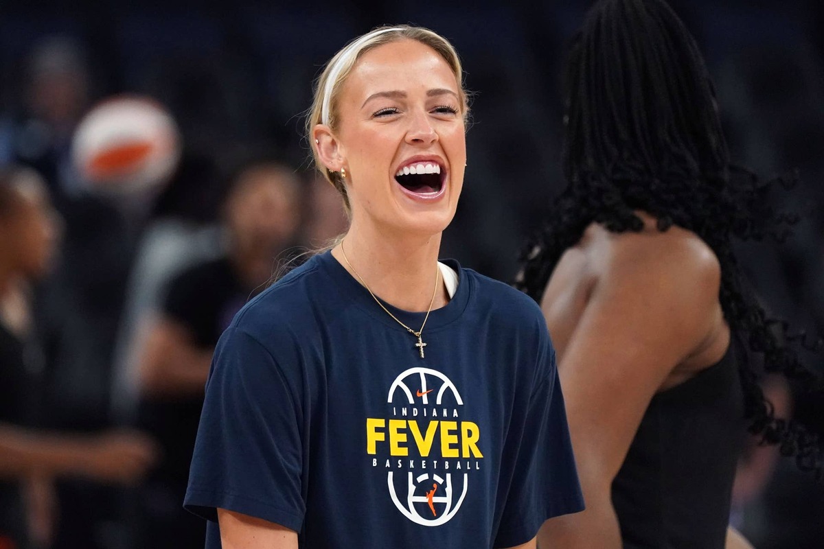  Indiana Fever guard Sophie Cunningham (8) warms up before the game against the Golden State Valkyries. David Gonzales-Imagn Images