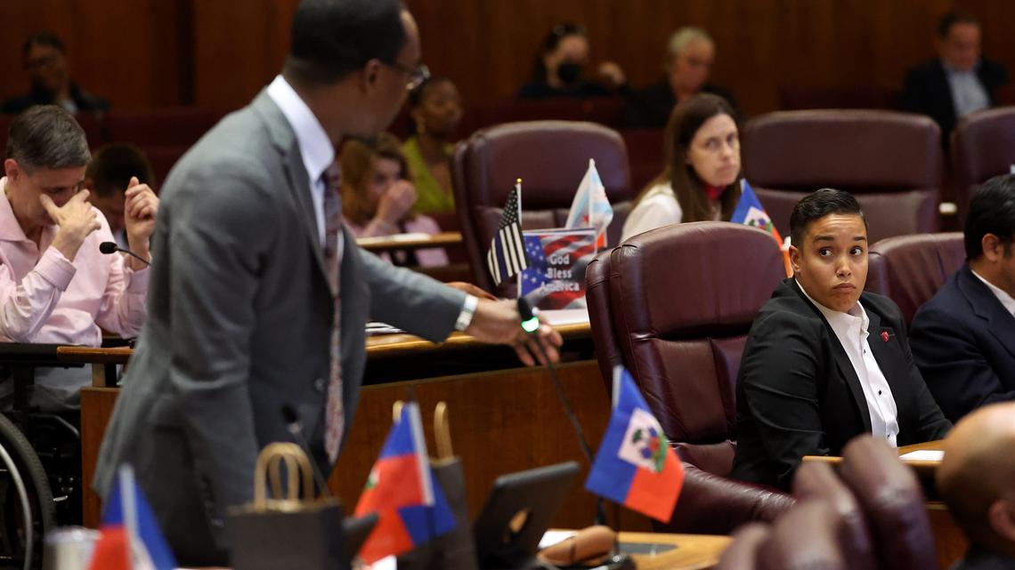 Raises for Chicago tipped wage workers frozen by City Council vote 