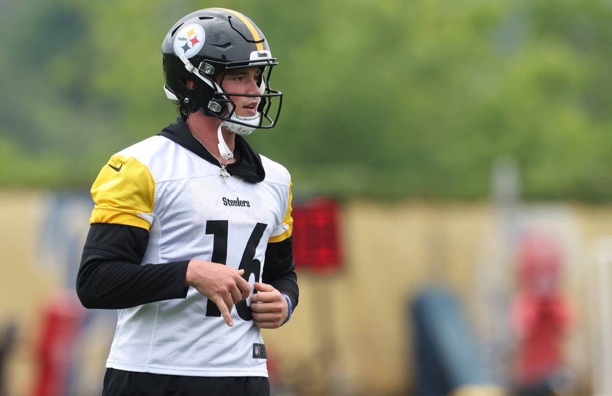  Jun 9, 2026; Pittsburgh, PA, USA; Pittsburgh Steelers quarterback Drew Allar (16) participates in drills during Minicamp at UPMC Rooney Sports Complex. Mandatory Credit: Charles LeClaire-Imagn Images reuters.com,2026:newsml_MT1USATODAY29159042:1082902662