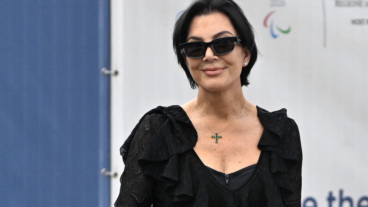 Kris Jenner walks to board a taxi boat at Venice Marco Polo airport ahead of Jeff Bezos' wedding on June 26, 2025. Mary Jo "MJ" Shannon, mom to Kris Jenner, died Thursday, July 16, 2026, according to her family. (Andrea Pattaro/AFP/Getty Images/TNS)