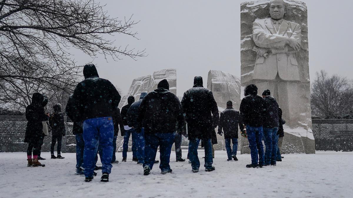Decenas de visitantes se acercan al Memorial del Dr. Martin Luther King Jr., en Washington D.C., el domingo 16 de enero de 2022, el día especial declarado en honor al héroe de los derechos civiles. 