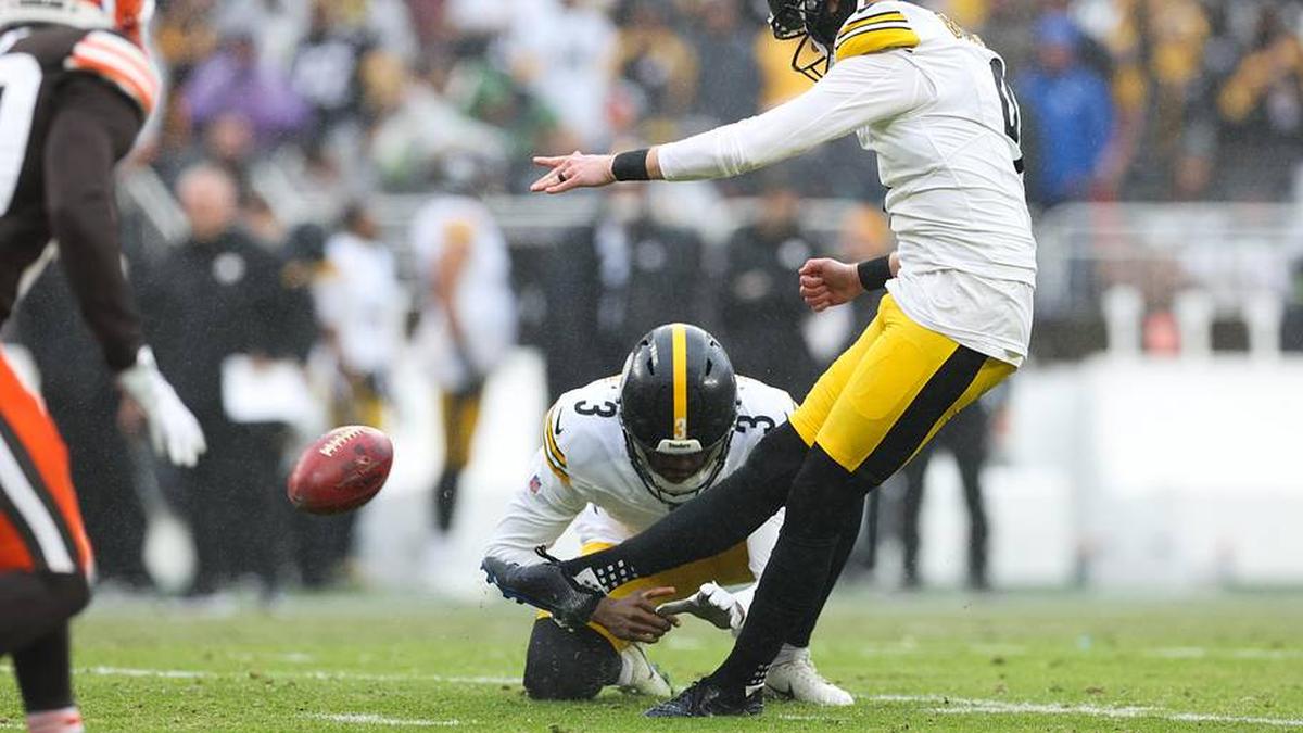  Dec 28, 2025; Cleveland, Ohio, USA; Pittsburgh Steelers kicker Chris Boswell (9) kicks a field goal in the first quarter against the Cleveland Browns at Huntington Bank Field. Mandatory Credit: Scott Galvin-Imagn Images | Scott Galvin-Imagn Images 