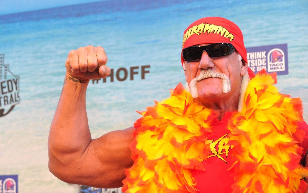  CULVER CITY, CA - AUGUST 01: Wrestler Hulk Hogan arrives at the Comedy Central Roast Of David Hasselhoff held at Sony Pictures Studios on August 1, 2010 in Culver City, California. The "Comedy Central Roast of David Hasselhoff" will air on Sunday, August 15, 2010 at 10:00 p.m. ET/PT. (Photo by Alberto E. Rodriguez/Getty Images) 