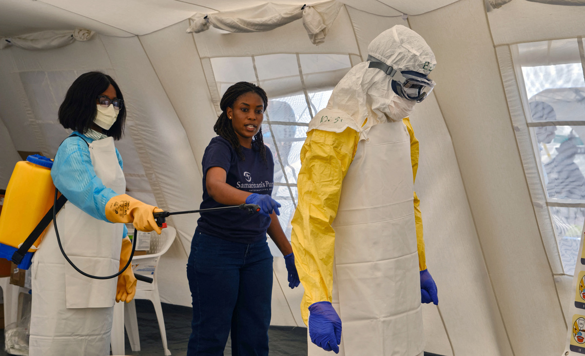 Congolese healthcare workers participate in an accelerated training session, at the newly built tents by the Samaritan's Purse International Relief, at the Scott Powell Memorial Ebola Treatment Center, as aid agencies intensify efforts to contain the Ebola outbreak caused by the Bundibugyo virus, in Bunia town, Ituri province, Democratic Republic of Congo, June 11, 2026. REUTERS/Gradel Muyisa Mumbere