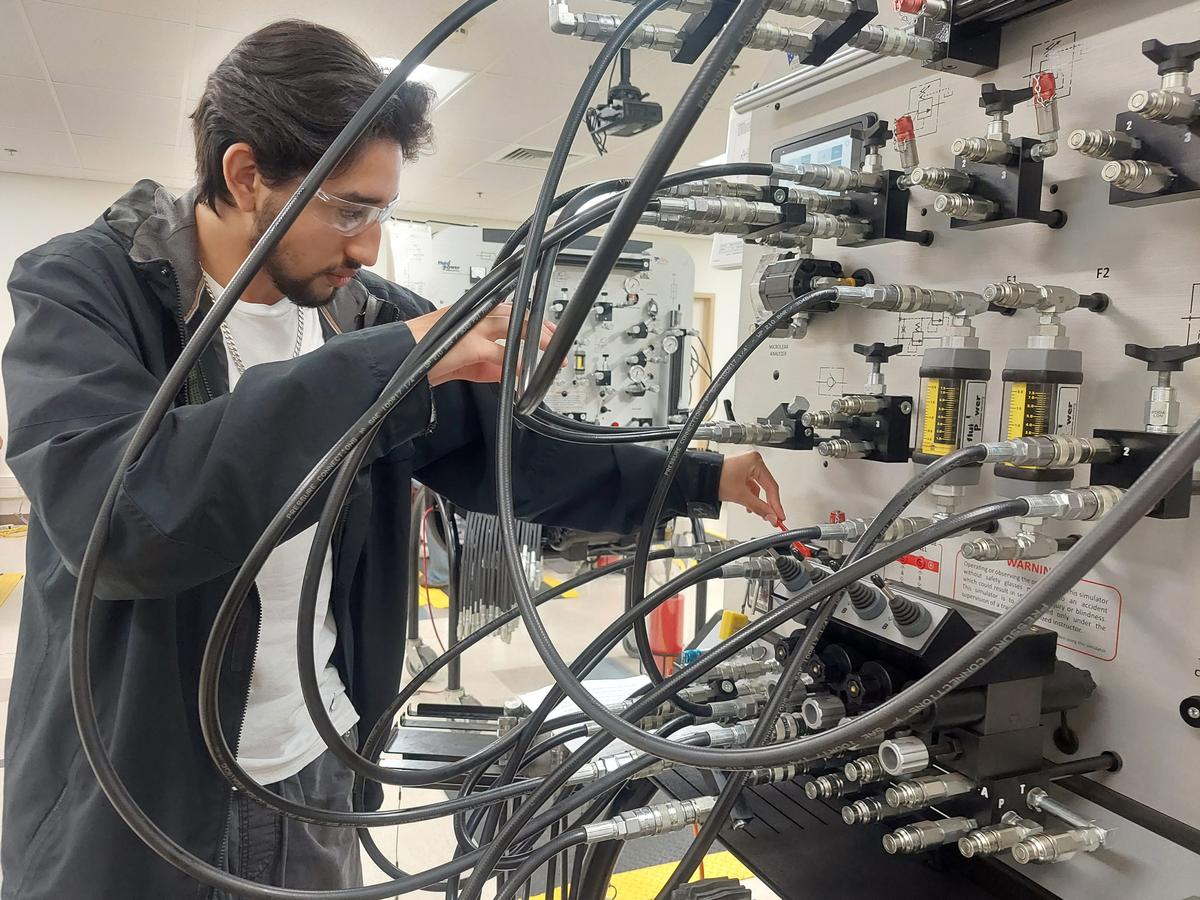  Dylan Ruiz, a 17-year-old senior at Legacy High School in Midland, works through a training scenario on preventing oil leaks during his class on pumps, compressors and mechanical drives at Midland College's Petroleum Energy Program. Credit: Jordan Gass-Pooré for The Hechinger Report