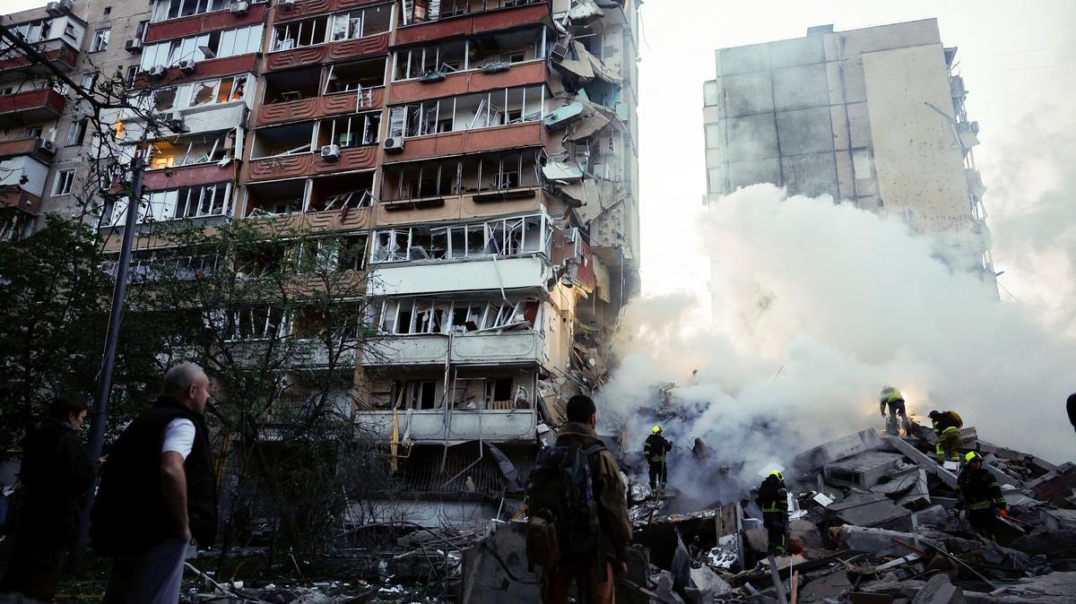 Residents look on as rescuers work at the site of an apartment building damaged during Russian missile and drone strikes, amid Russia's attack on Ukraine, in Kyiv, Ukraine May 14, 2026. REUTERS/Valentyn Ogirenko