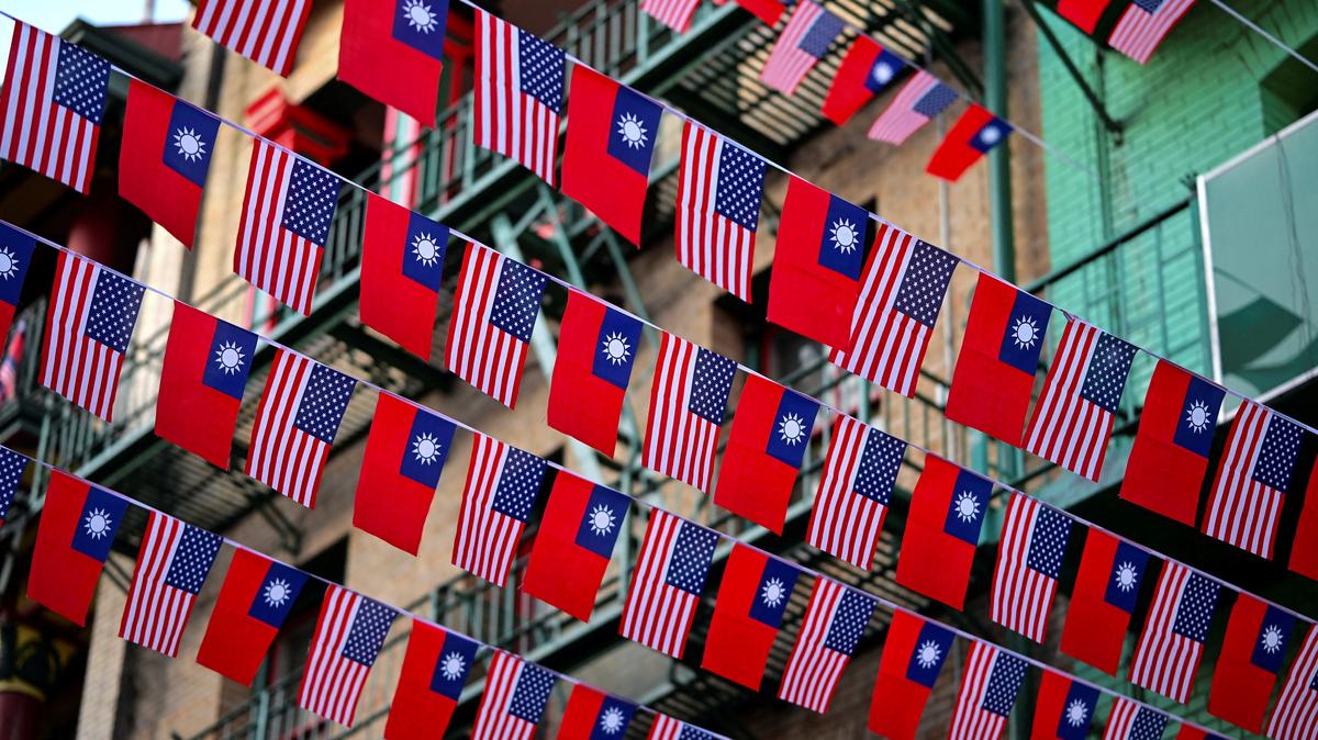 FILE PHOTO: U.S. and Taiwanese flags are seen in San Francisco, California, January 28, 2026. REUTERS/Stephen Nellis/File Photo