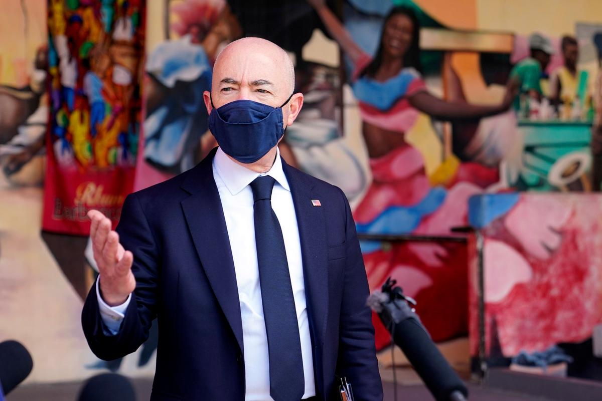 El secretario de Seguridad Nacional, Alejandro Mayorkas, habla con los medios en Miami, el 25 de mayo de 2021. Senadores le pidieron el 11 de enero de 2022 renovar el TPS a centroamericanos beneficiados con ese alivio migratorio.