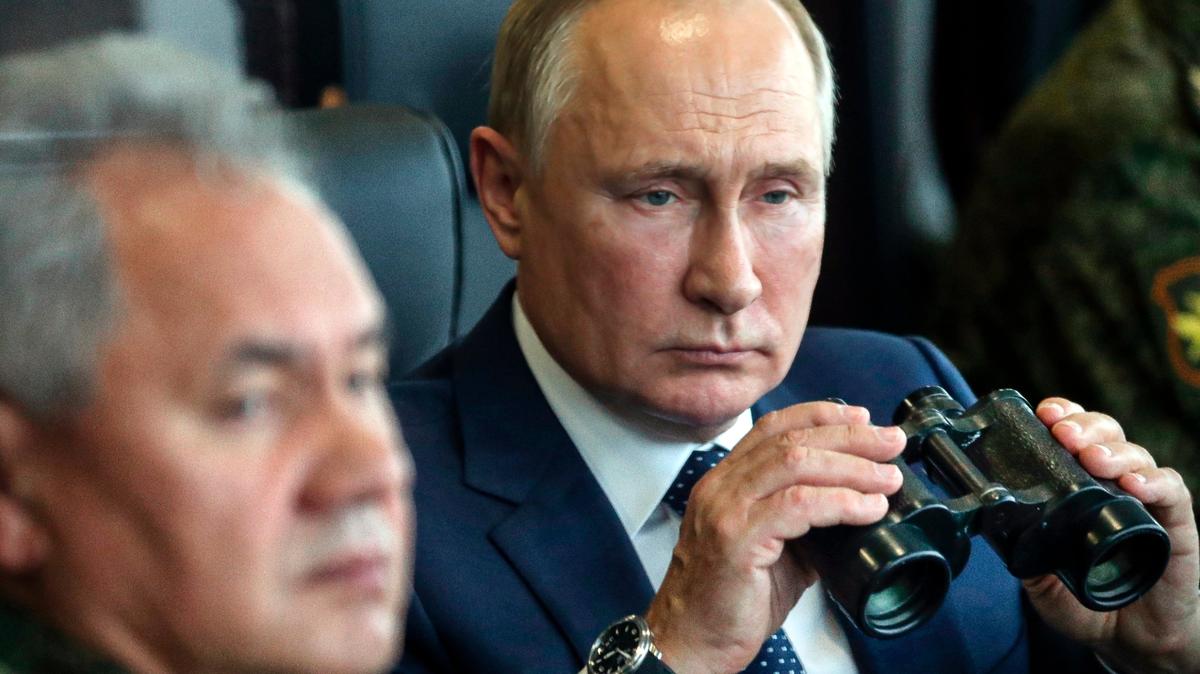 Vladimir Putin sostiene unos binoculares al observar maniobras militares conjuntas de Rusia y Bielorrusia en Nizhny Novgorod (Rusia) el 13 de septiembre del 2022. El presidente ruso no tuvo mucho que festejar al cumplir 70 años el 7 de octubre. (Sergei Savostyanov, Sputnik, Kremlin Pool Photo via AP, File)