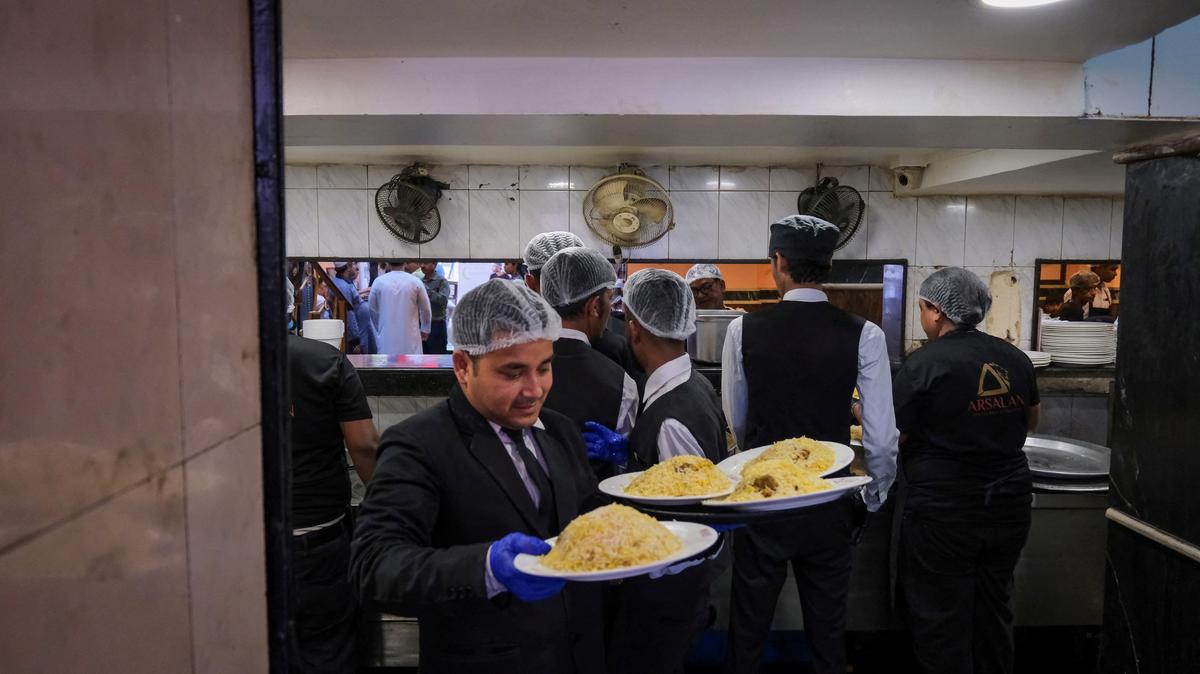FILE PHOTO: A waiter carries biryani to serve customers inside Arsalan restaurant in Kolkata, India, March 13, 2026. REUTERS/Sahiba Chawdhary/File Photo