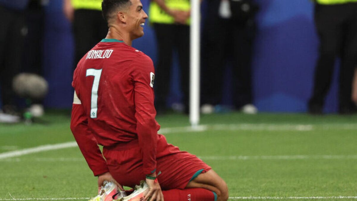 El portugués Cristiano Ronaldo tendrá este sábado un mano a mano especial en Miami con el colombiano Luis Díaz , un duelo de 7 a 7 para dirimir el liderato del Grupo K del Mundial. EFE/ Kenneth Fernández