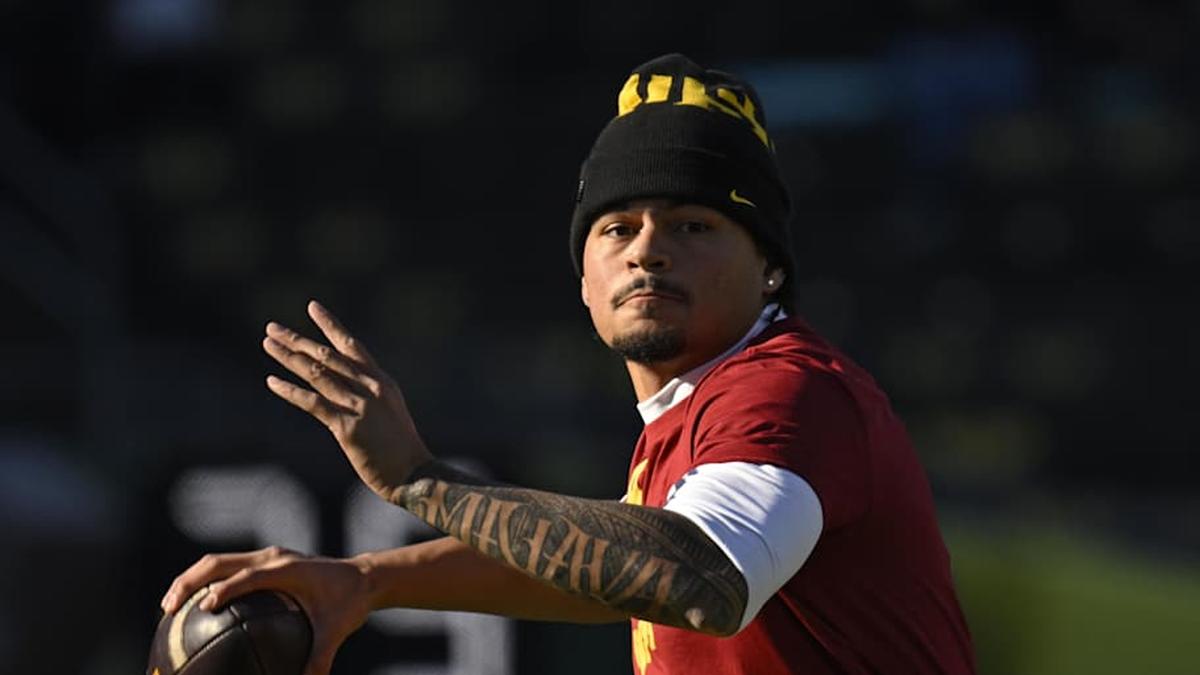  Nov 22, 2025; Eugene, Oregon, USA; Southern California Trojans quarterback Jayden Maiava (14) warms up before the game against the Oregon Ducks at Autzen Stadium. | Troy Wayrynen-Imagn Images 