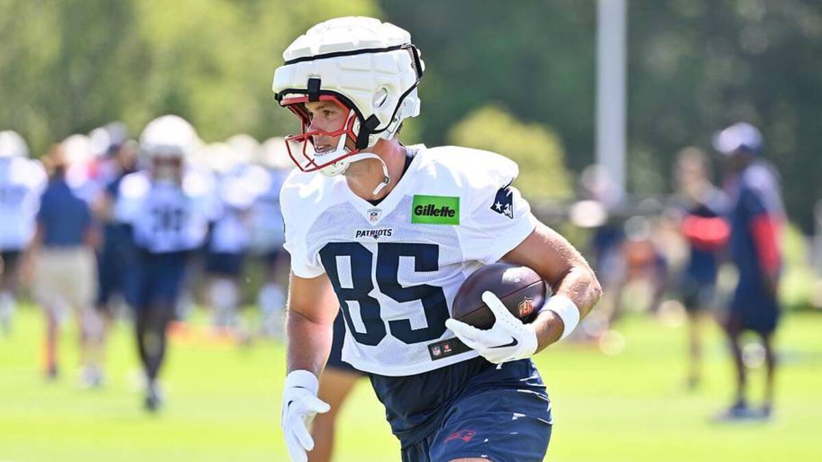  Jul 23, 2025; Foxborough, MA, USA; New England Patriots tight end Hunter Henry (85) runs after making a catch at training camp at Gillette Stadium. Mandatory Credit: Eric Canha-Imagn Images | Eric Canha-Imagn Images 
