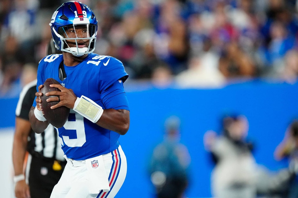 New York Giants quarterback Jameis Winston (19) looks for an open teammate, Thursday, August 21, 2025, in East Rutherford. 