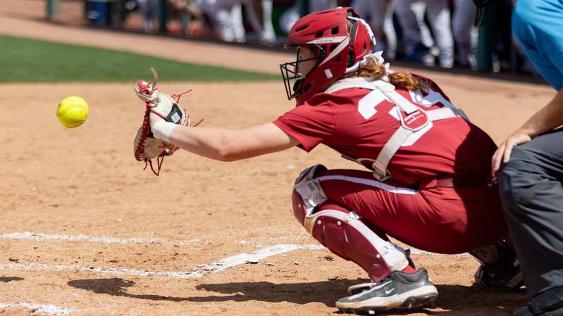  Alabama catcher Marlie Giles catches in the third game of the series against Kentucky on Apr. 19, 2026. | Sarah Munzenmaier/Alabama Crimson Tide on SI 