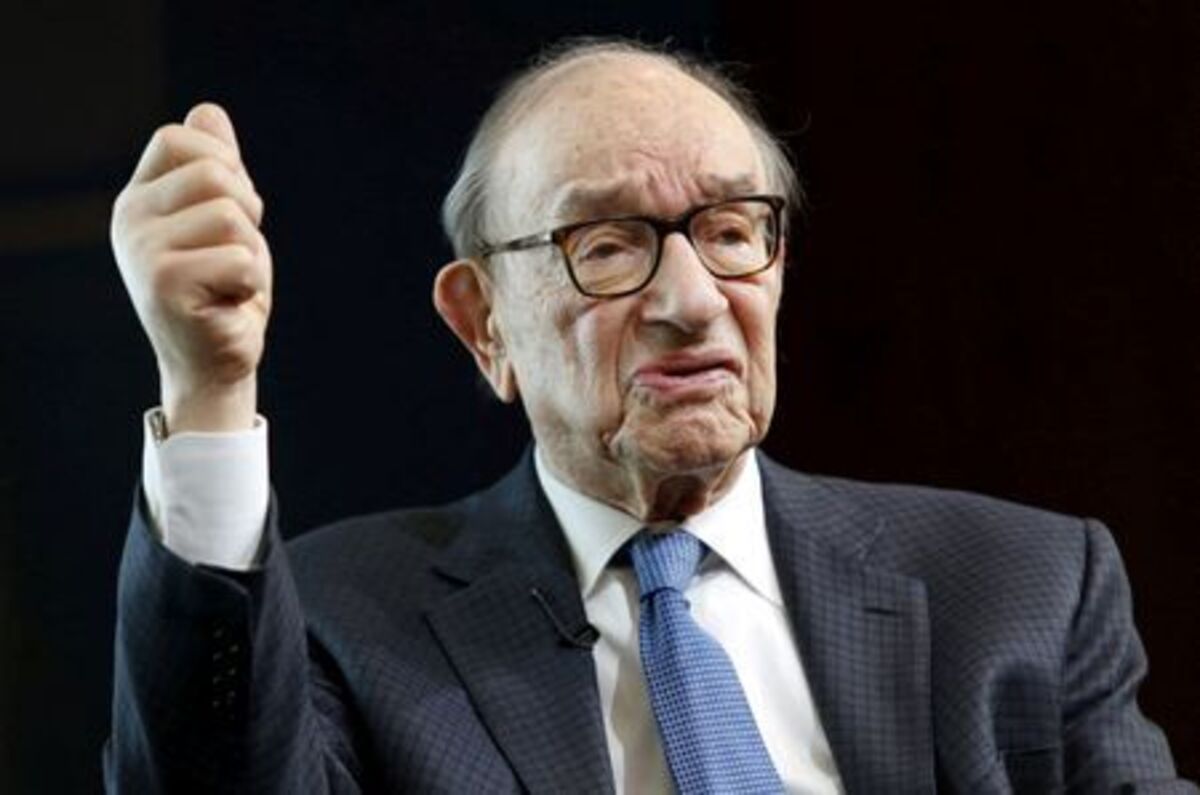 FILE PHOTO: Former Federal Reserve Chair Alan Greenspan speaks at a Brookings Institution forum on "Achieving Strong Economic Growth" in Washington April 8, 2015. REUTERS/Yuri Gripas/File Photo